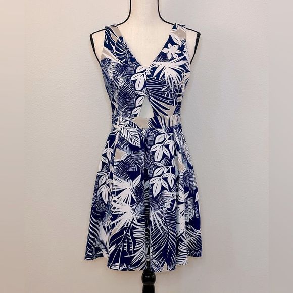 Romeo & Juliet Couture Dresses & Skirts - Romeo+Juliet Couture Blue & White Tropical Print Fit & Flare Dress Size S